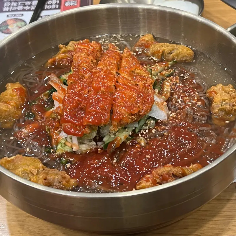 독특한 비주얼의 비빔냉면