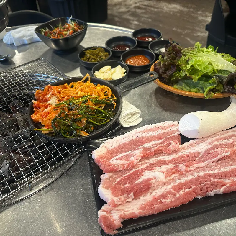 숯불 위에서 익어가는 소갈비살