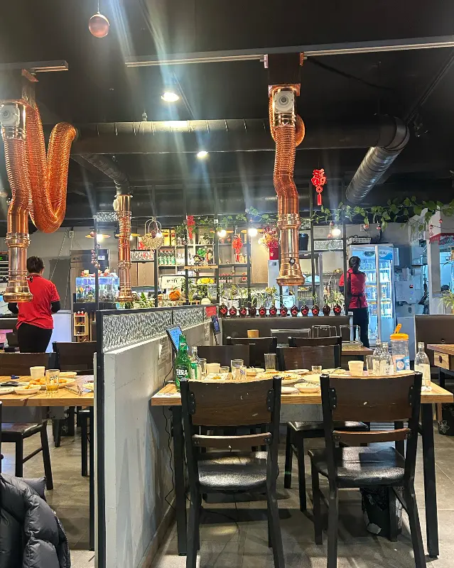 넓고 깔끔한 유가네 양꼬치 내부