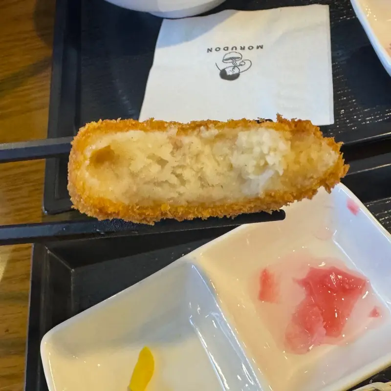 반으로 자른 고로케 단면