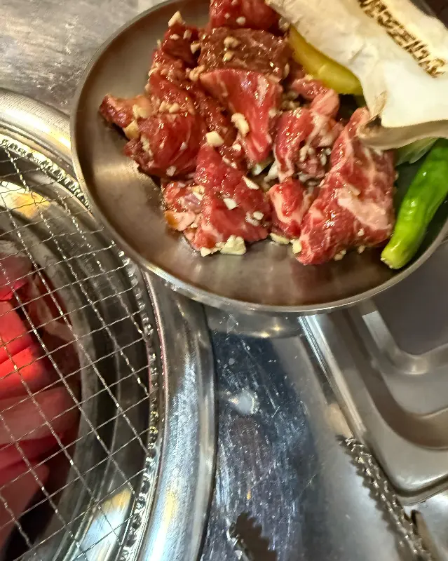 양념에 버무려진 갈비살의 아름다운 자태