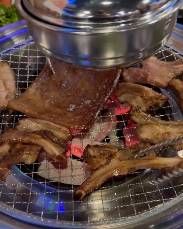 숯불 위에서 노릇노릇 익어가는 쪽쪽갈비