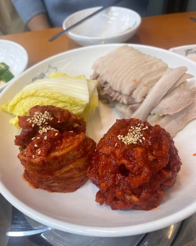 가지런히 담겨 나온 보쌈, 김치, 배추의 모습