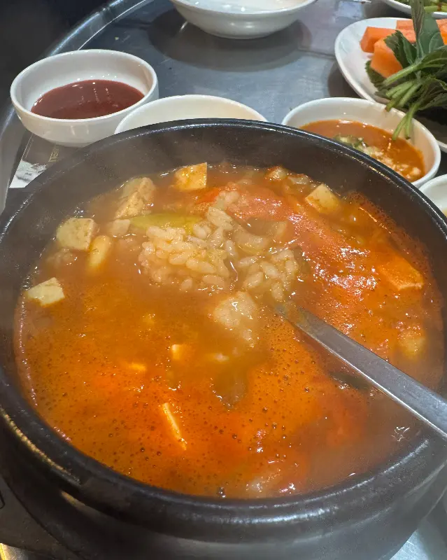 된장술밥이 뚝배기에 담겨져 보글보글 끓는 모습