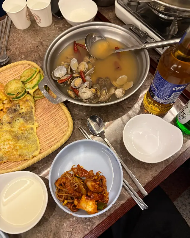 다양한 메뉴가 놓인 테이블