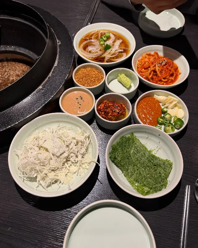 깔끔하게 차려진 밑반찬