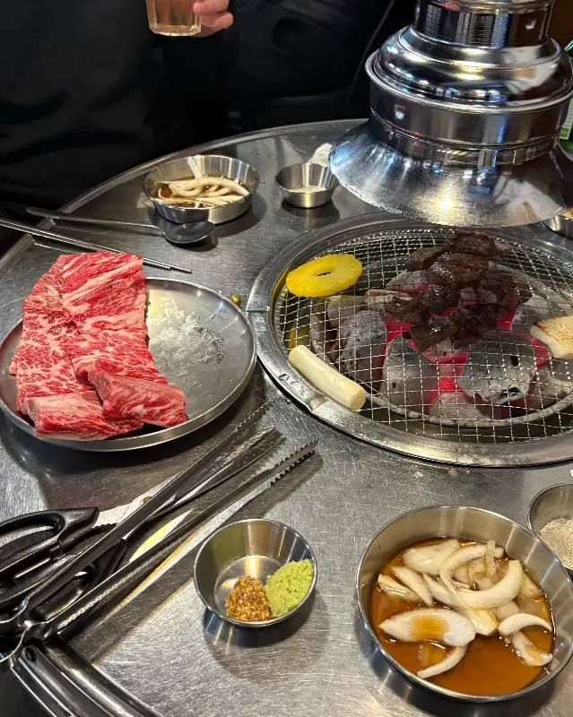 숯불 위에서 구워지는 갈비살