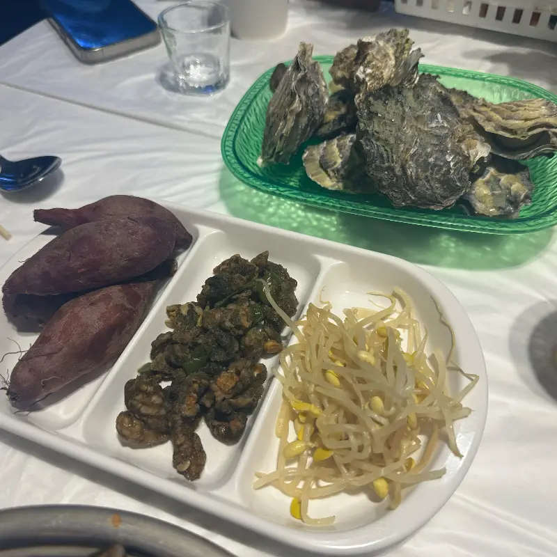 멍게와 곁들임 메뉴가 담긴 기본 상차림