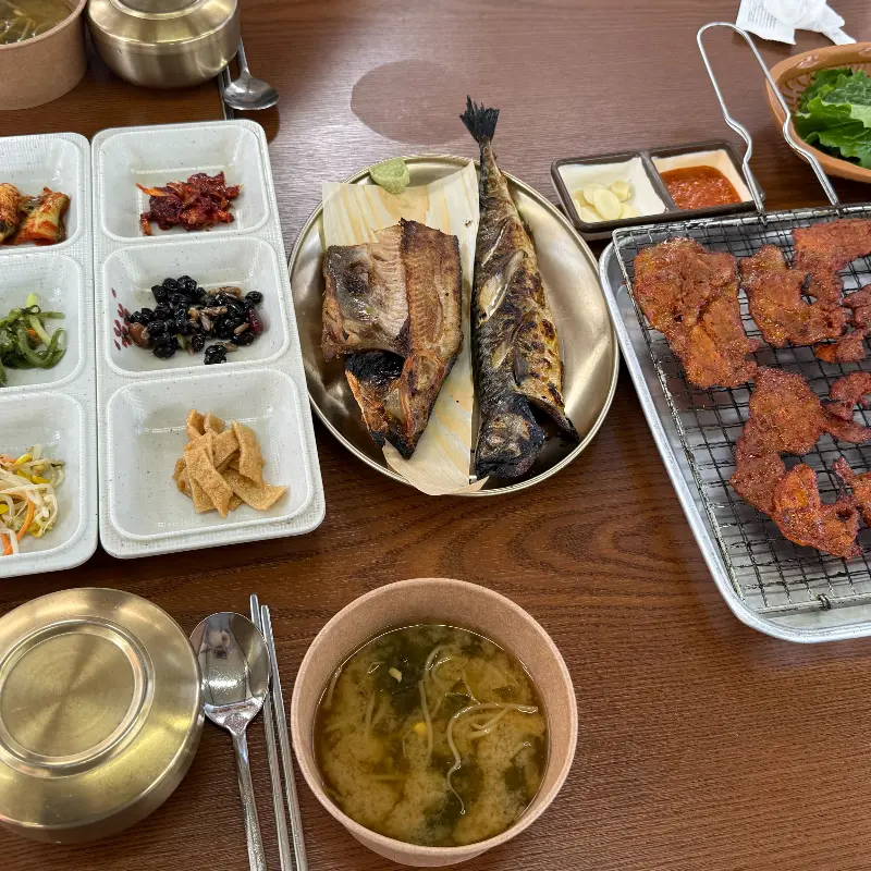 정갈하게 차려진 곰골식당의 한 상