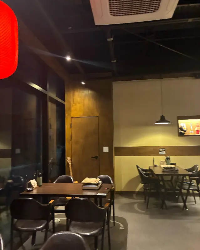 테이블 좌석이 마련된 배씨상회 내부