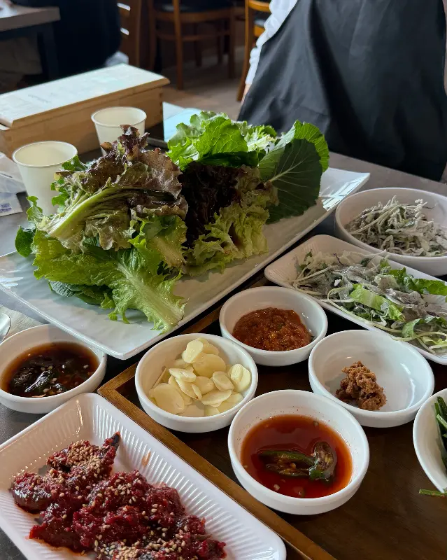 고기 한 점에 쌈 싸먹는 모습