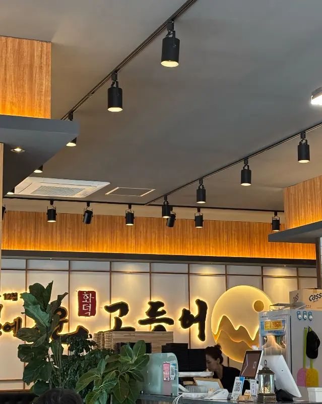 다양한 종류의 생선 모듬 구이