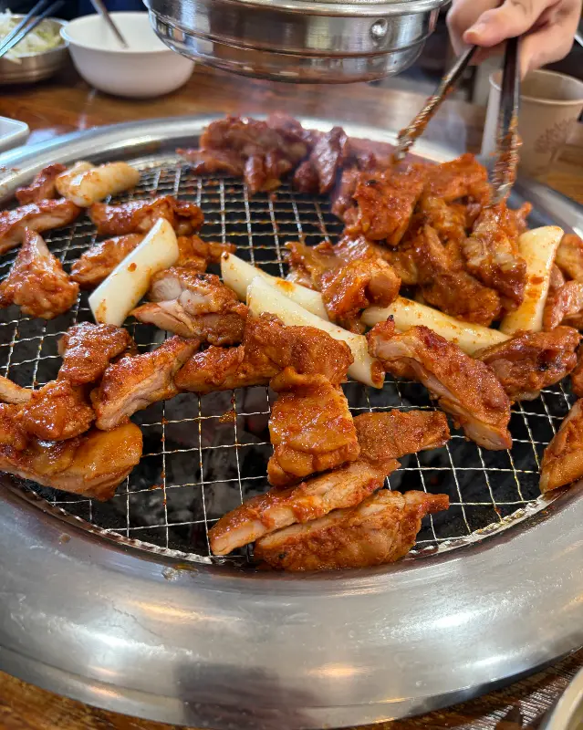 노릇하게 구워진 닭갈비와 떡사리