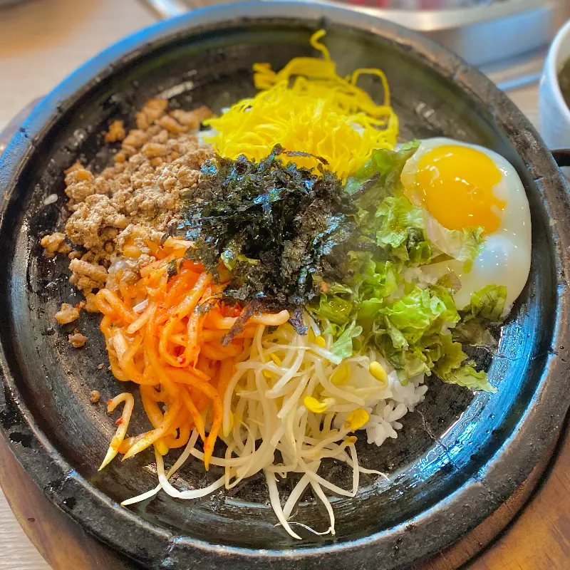 돌판 위에서 지글지글 익어가는 돌판비빔밥