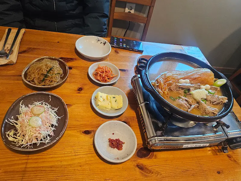 군봉묵은지김치찜 한상차림