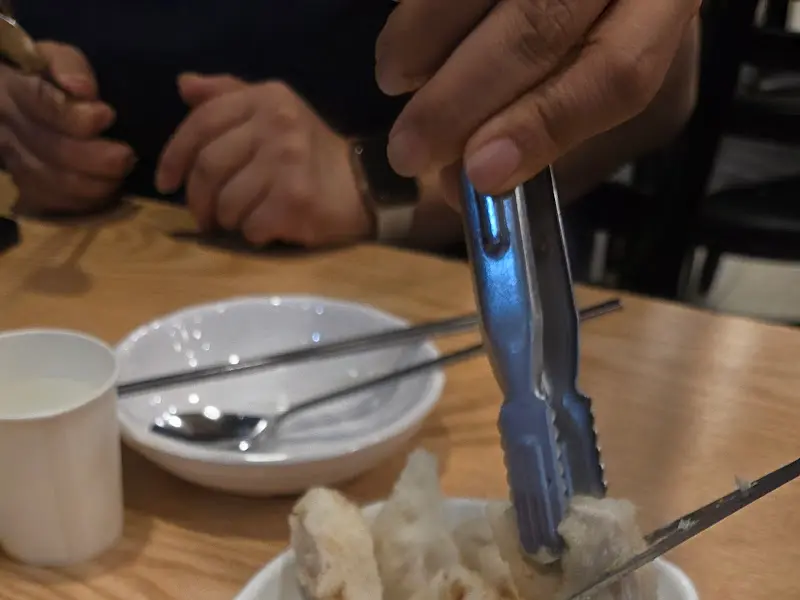 탕수육 자르는 모습2