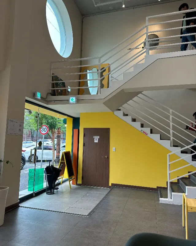 2층으로 올라가는 계단