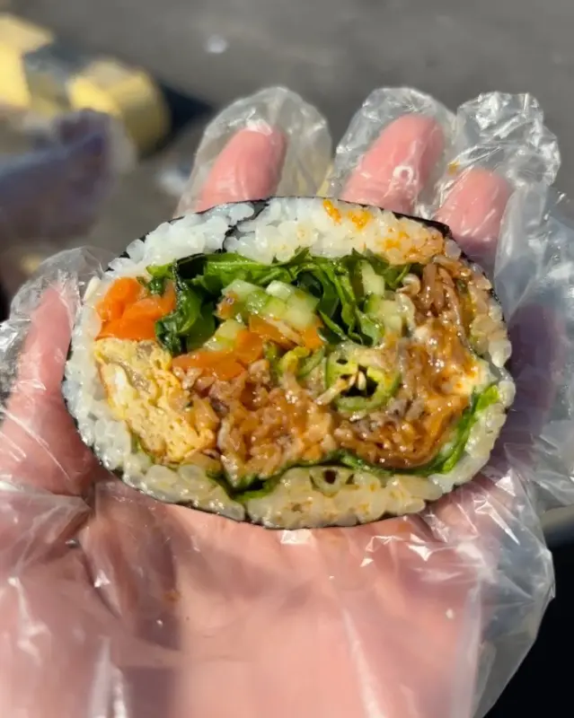 손으로 잡은 김밥 단면 사진