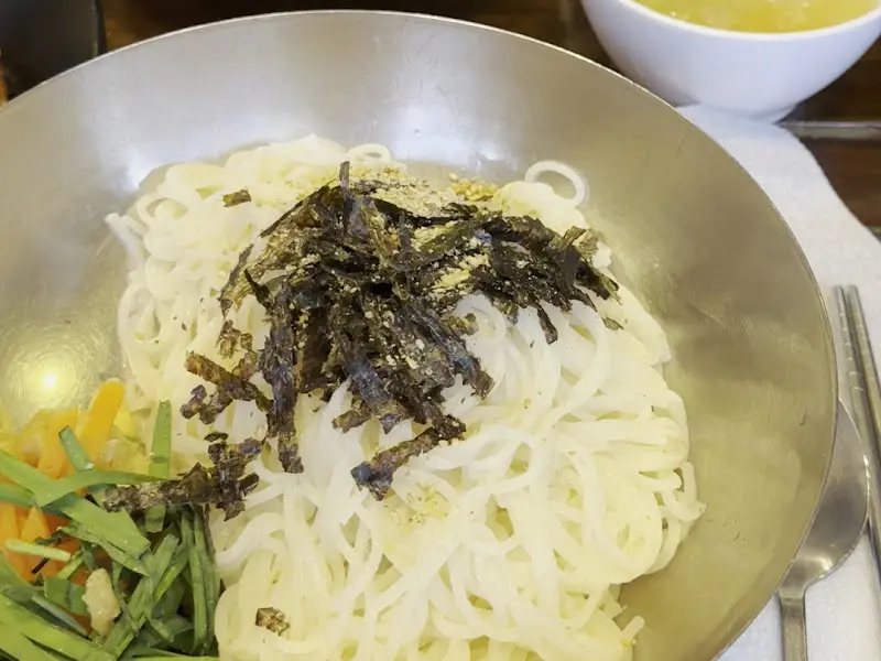 육수를 부어먹는 멸치국수