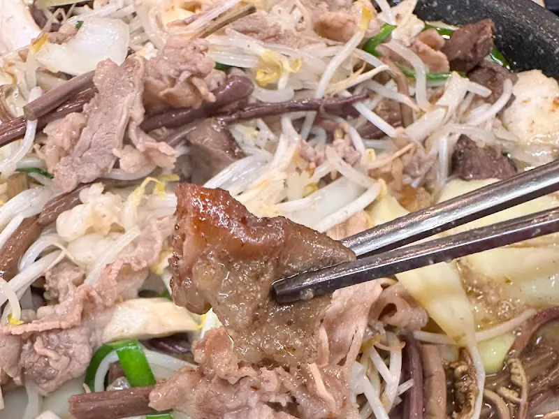 젓가락으로 집은 곱창