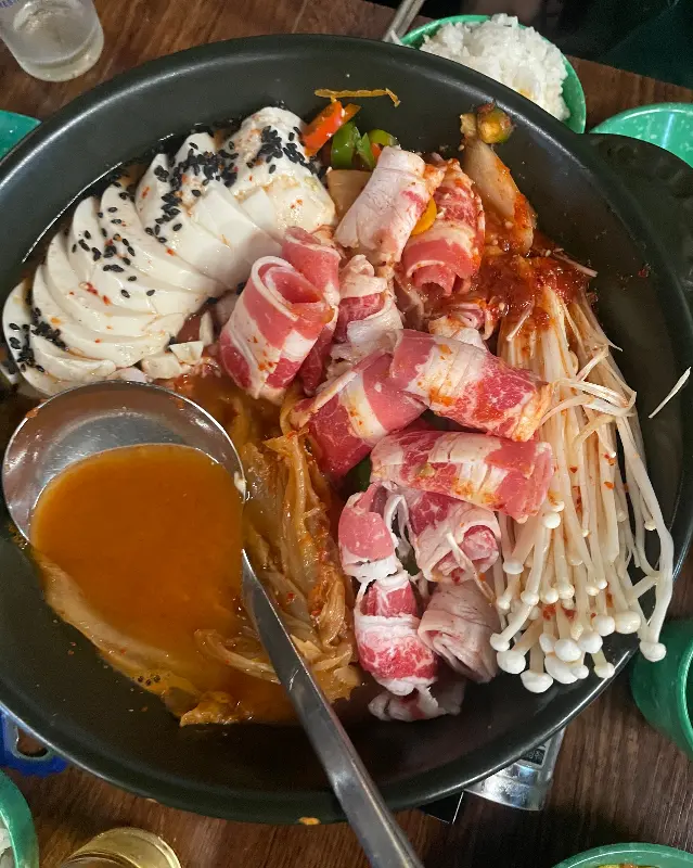 푸짐한 양과 다양한 재료가 인상적인 김치찜