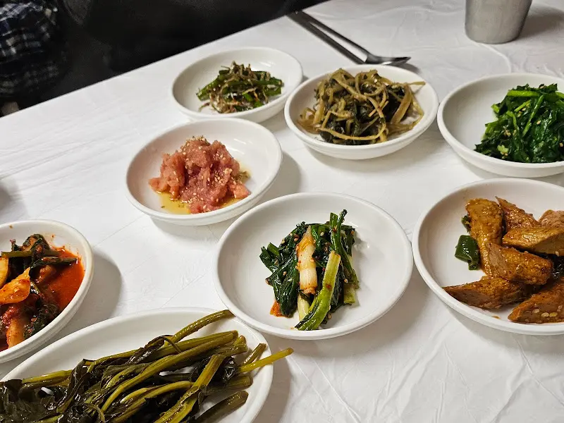 정갈하게 담긴 밑반찬들