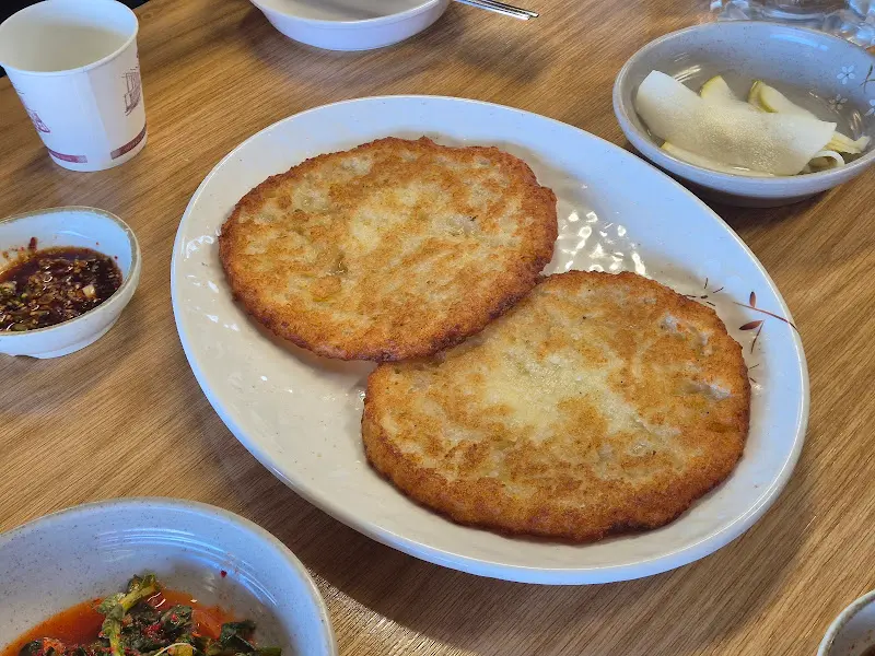 노릇노릇 잘 구워진 감자전 두 장이 먹음직스럽다.