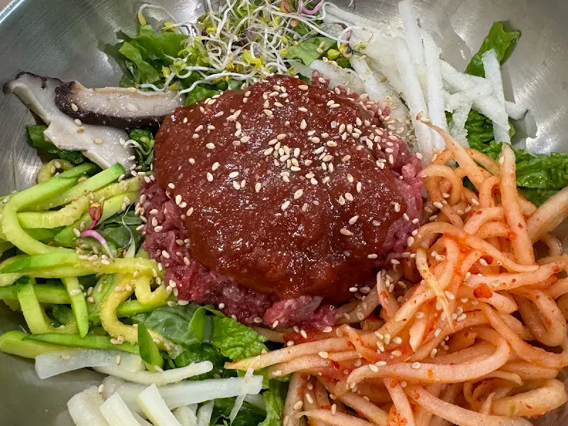 푸짐한 육회비빔밥