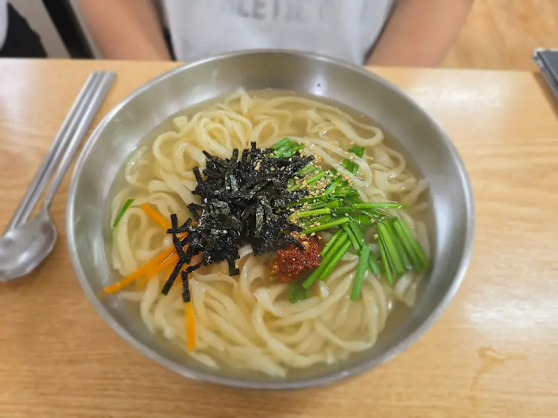 김 가루와 채소가 듬뿍 올라간 손칼국수