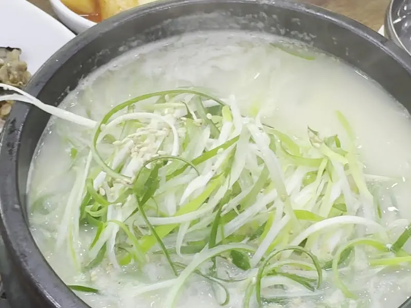 진한 국물이 돋보이는 삼계탕