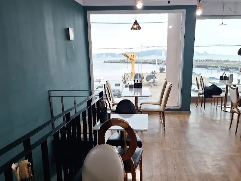 2층에서 바라본 칠암항 풍경