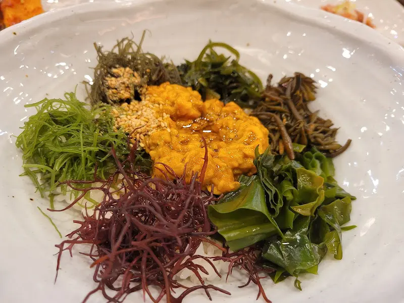 다채로운 해초와 멍게가 어우러진 멍게해초비빔밥