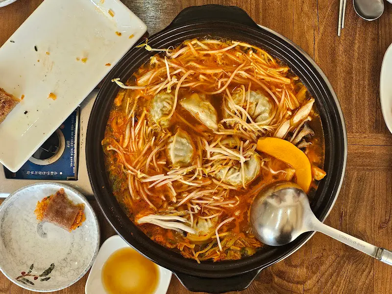 만두전골 먹는 모습