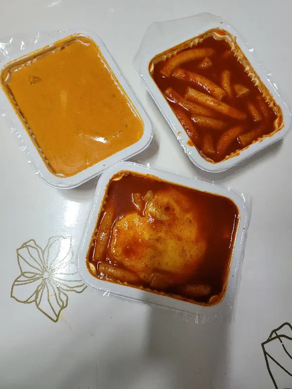 포장된 떡볶이와 로제 떡볶이