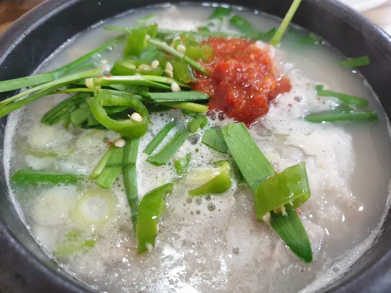 밥 말아서 먹는 뼈해장국