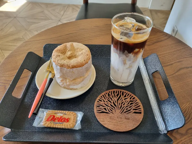 아이스 아메리카노와 인절미 카스테라