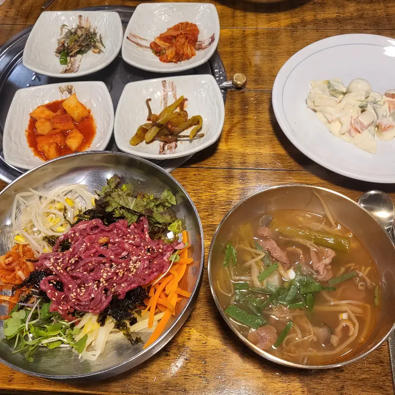육회비빔밥과 한우 국밥