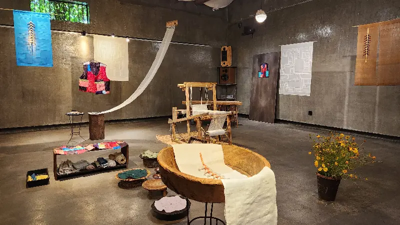 카페 내부: 넓은 공간에 예술 작품들이 전시되어 있다.