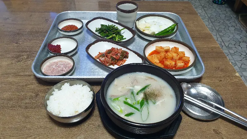 깔끔하게 차려진 한 상
