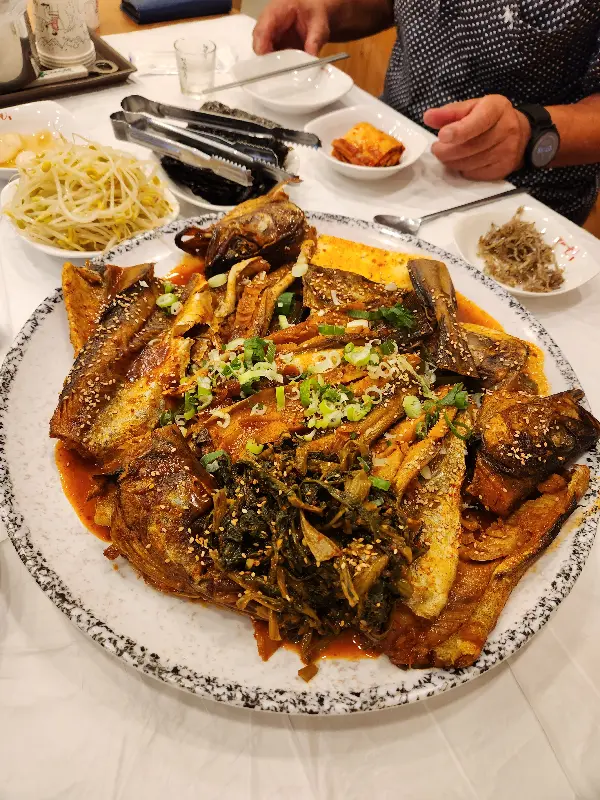 푸짐하게 담긴 동태탕 한 상차림
