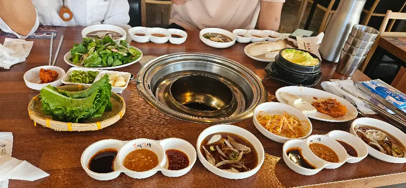 다채로운 곁들임 메뉴들이 테이블 가득 차려진 모습