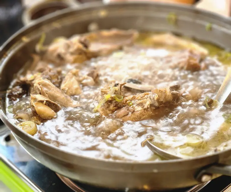 능이버섯의 향이 가득한 능이백숙