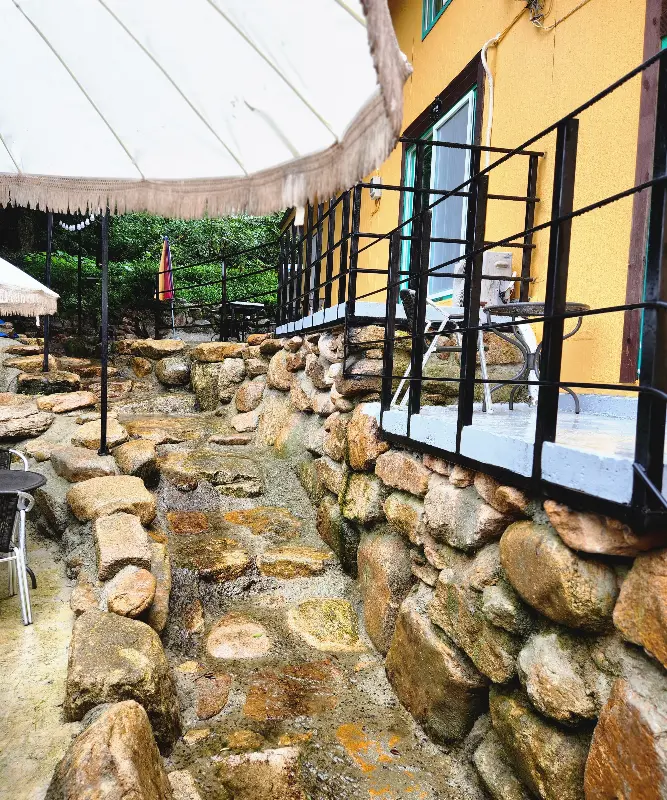 돌계단이 인상적인 식당 진입로