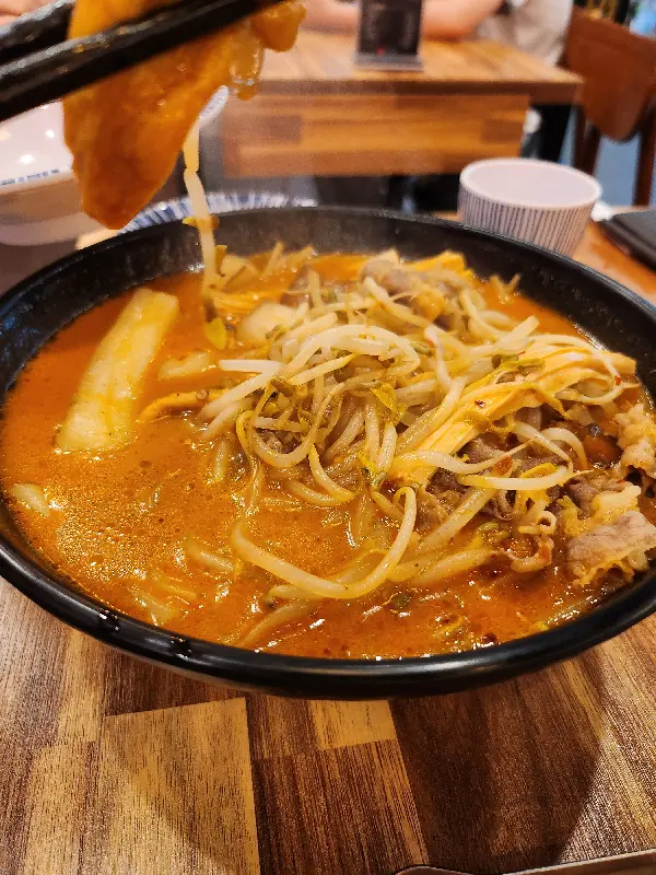 젓가락으로 마라탕 면을 들어올리는 모습