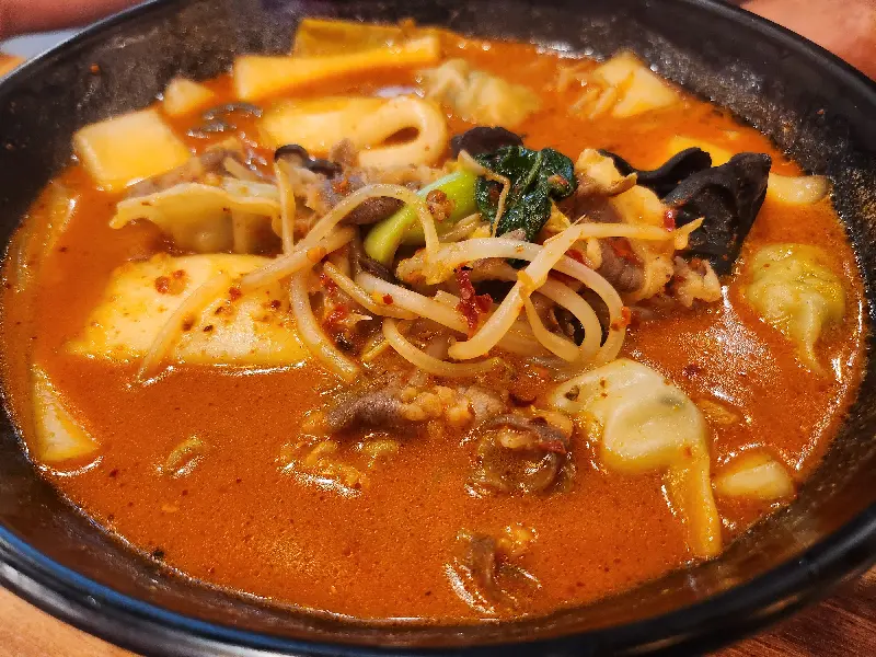 마라탕 속 다양한 채소와 고기