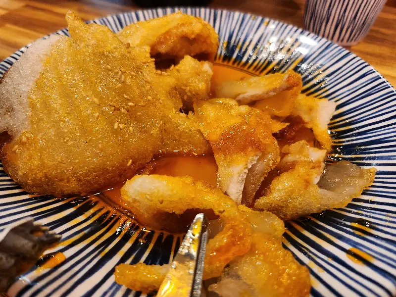 소스가 뿌려진 꿔바로우