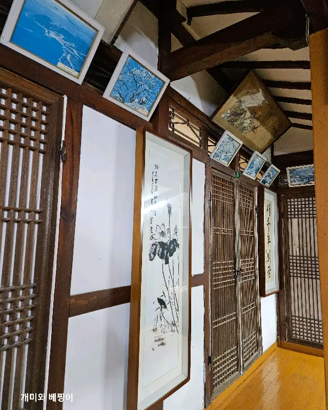 한옥의 고즈넉함이 느껴지는 내부 인테리어