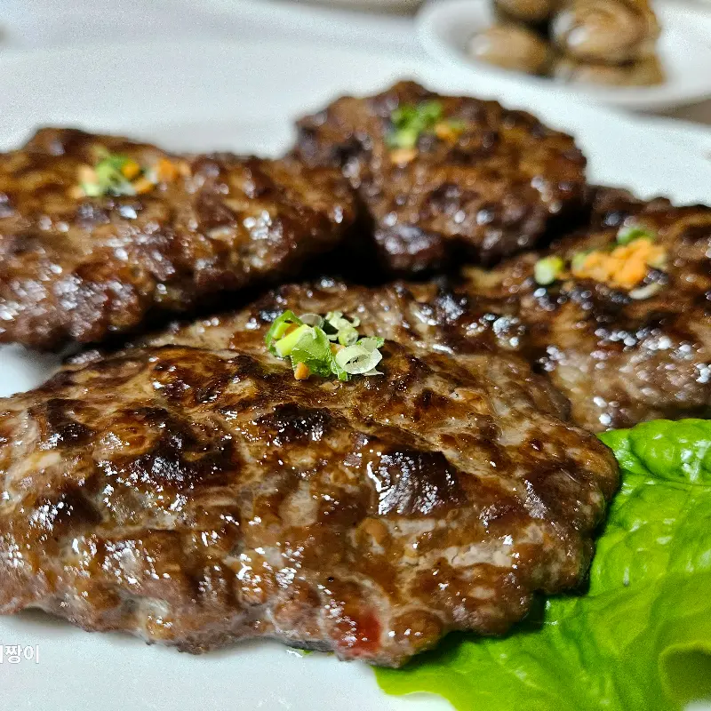 윤기가 자르르 흐르는 떡갈비