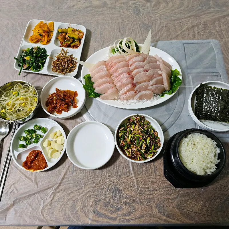 삼치회와 곁들임 반찬