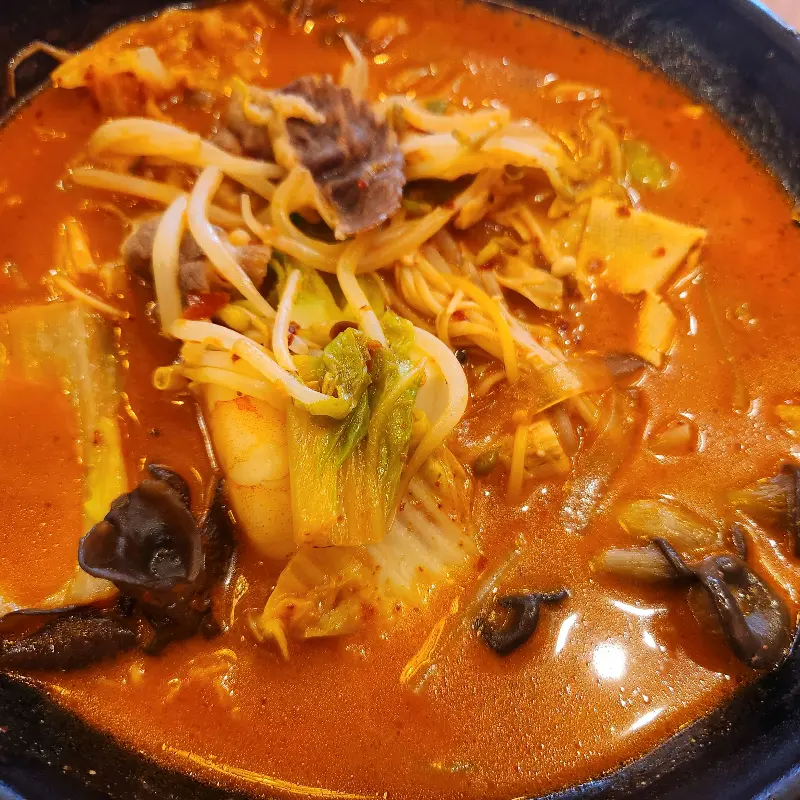 마라탕 속 채소와 면